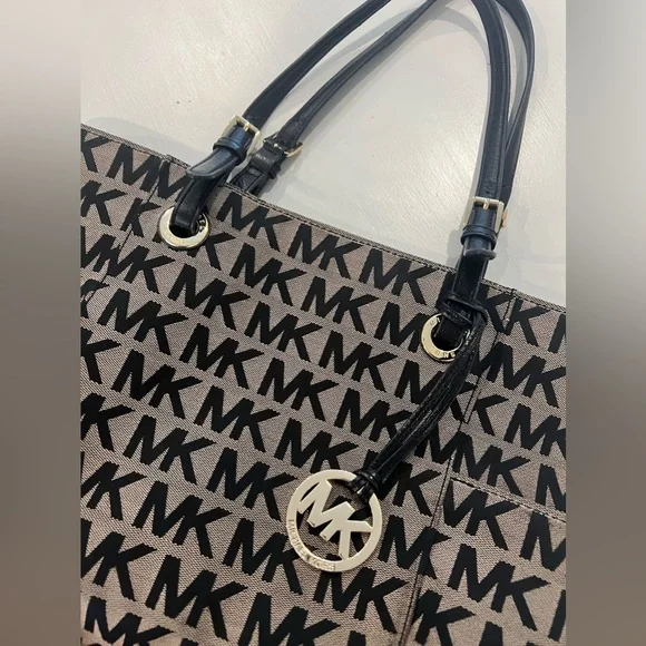 Micheal Kors purse - Picture 3 of 5
